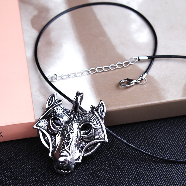 Collana con pendente testa di lupo uomo gioiello di tendenza_voghion.com