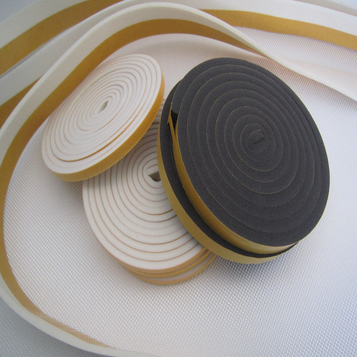 Производство и продажа уплотнителей из PVC, EPDM, NBR, CR, EVA — уплотнительные ленты для дверей и окон, холодо- и ветрозащитные, амортизирующие, звукоизолирующие