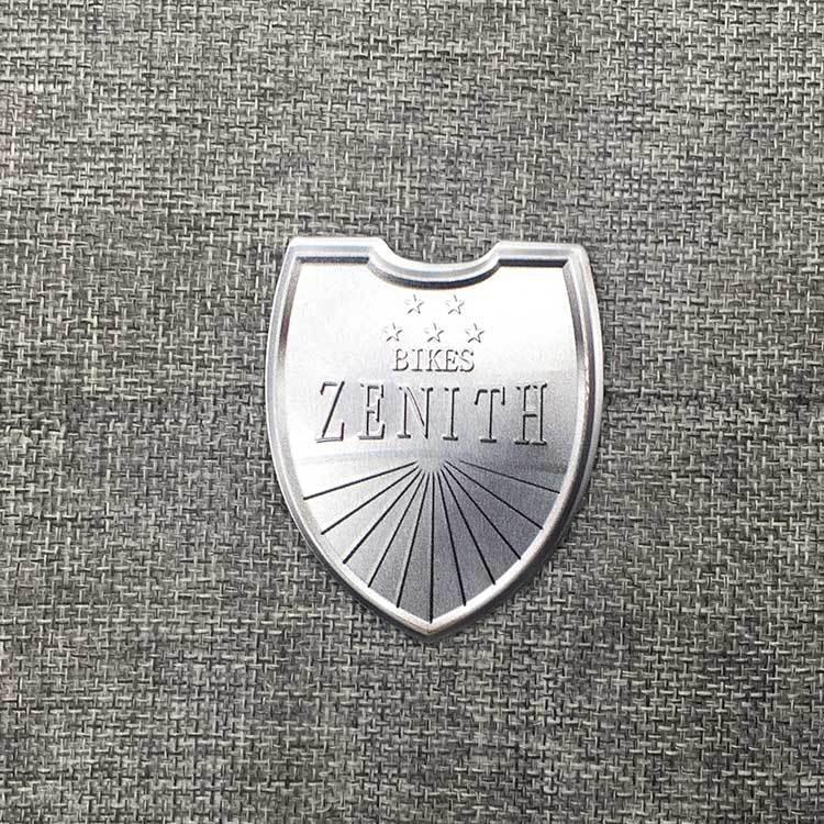 儿童三轮脚踏车头管金属头牌 铝片拉丝logo黑色丝印凹凸标牌订做