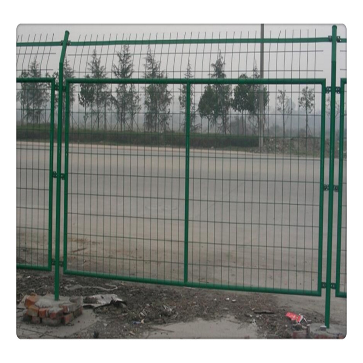 2020年【出售】绿色隔离栅  钢板网护栏 隔离网