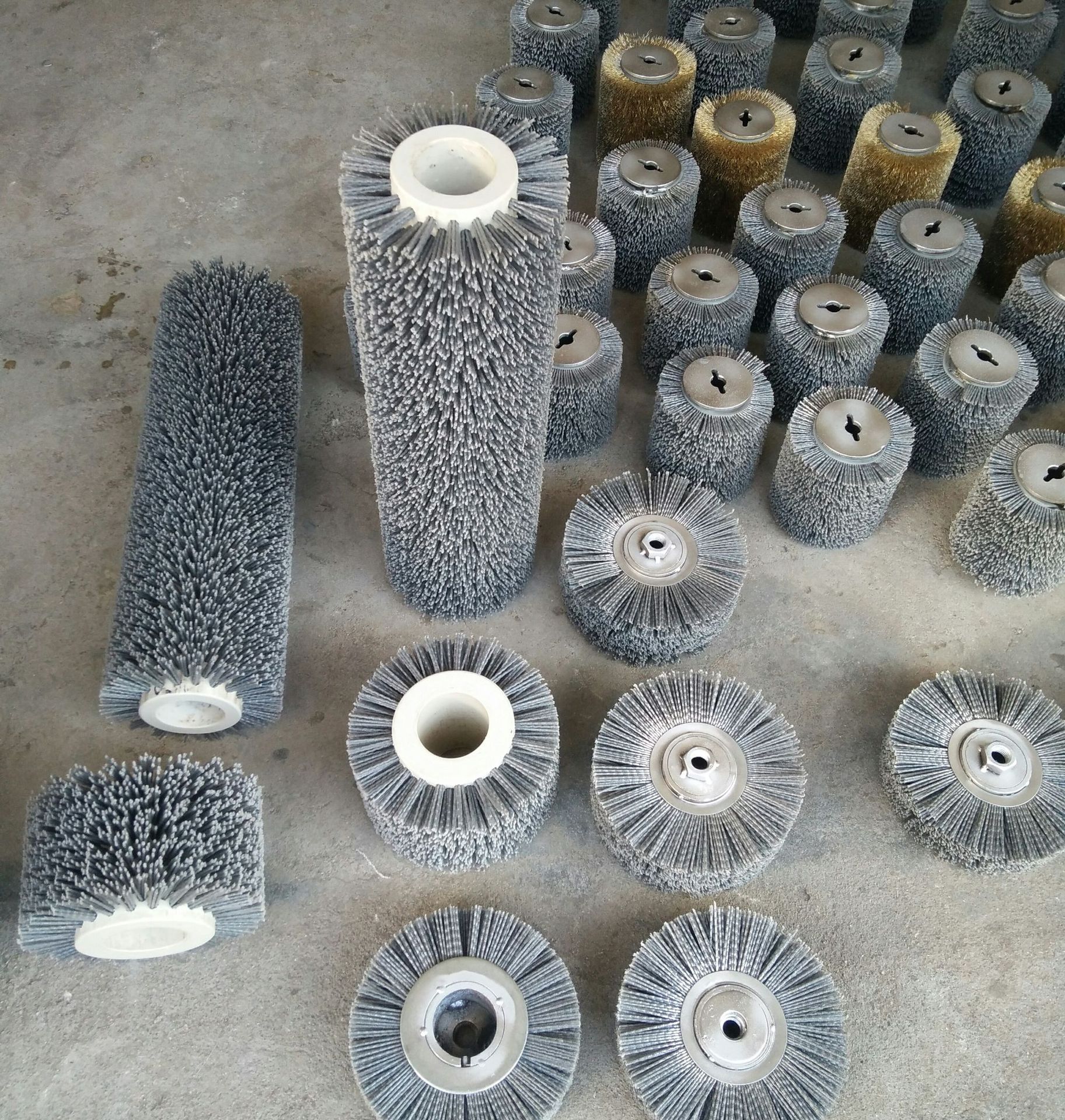 厂家供应小型抛光除锈钢丝轮 钢丝剑麻马尾磨料尼龙丝毛刷滚筒