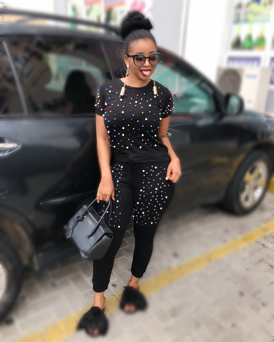 37209000_2040105836010858_7161