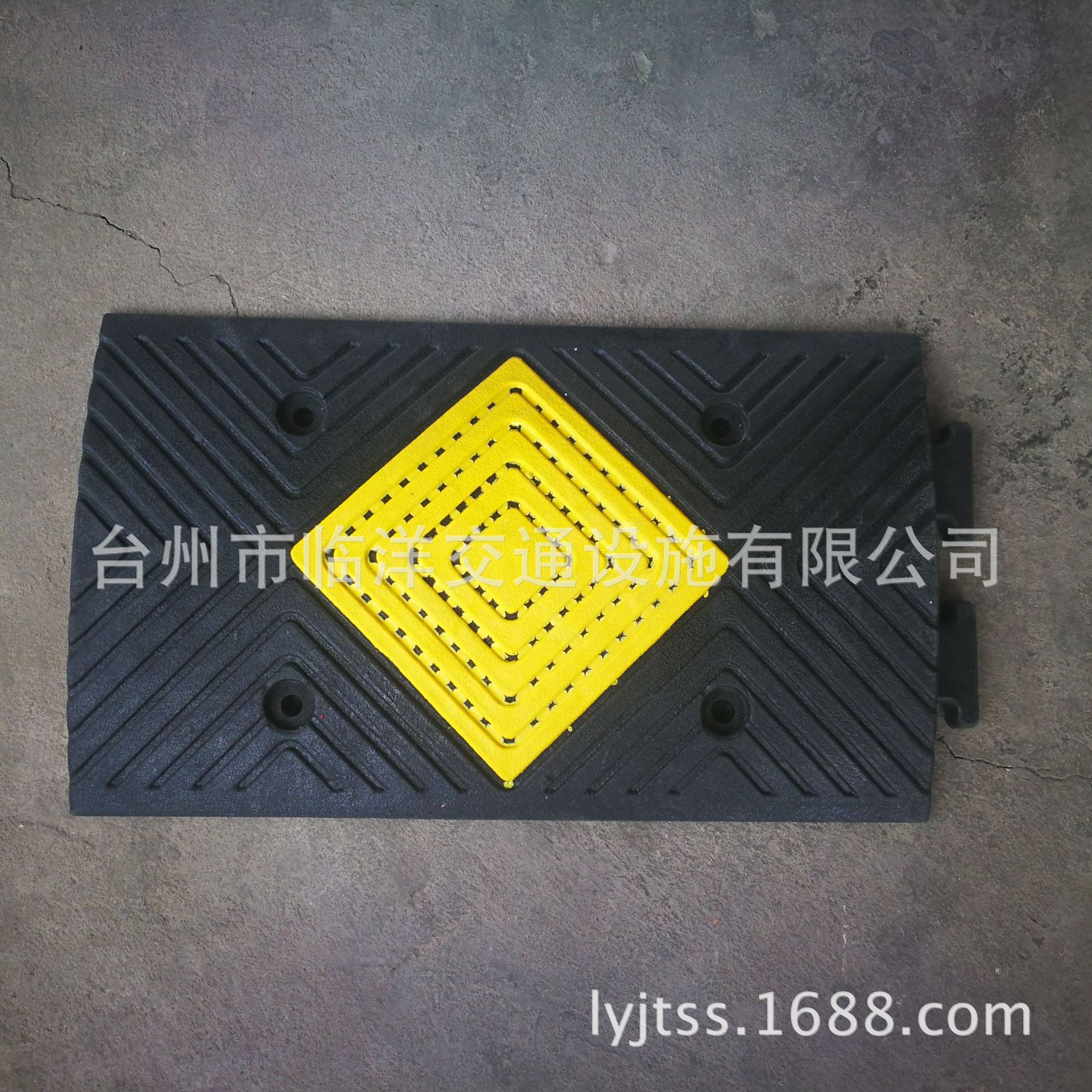 新型尼龙橡塑减速带 减速垄缓冲带马路公路减速带量大