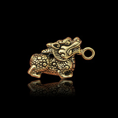 Pure brass Kirin keychain ornament, retro auspicious car keychain ornament decoration, suitable for men and women as a daily accessory.