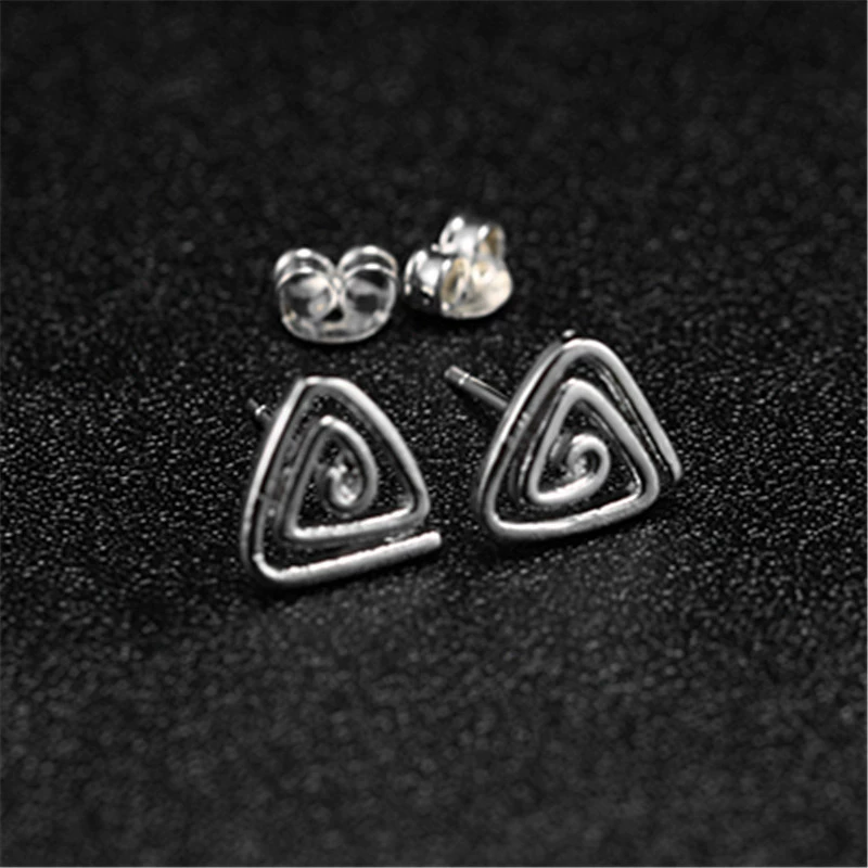 Персонализированные творческие треугольные мини-милые маленькие спиральные вихревые серебряные серьги с треугольником