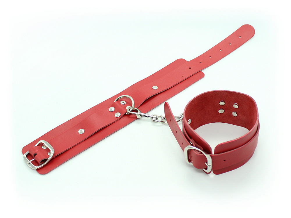 Productos de novedad para adultos de fábrica: juguetes sexuales, esposas de cuero y tobilleras, herramientas de bondage.
