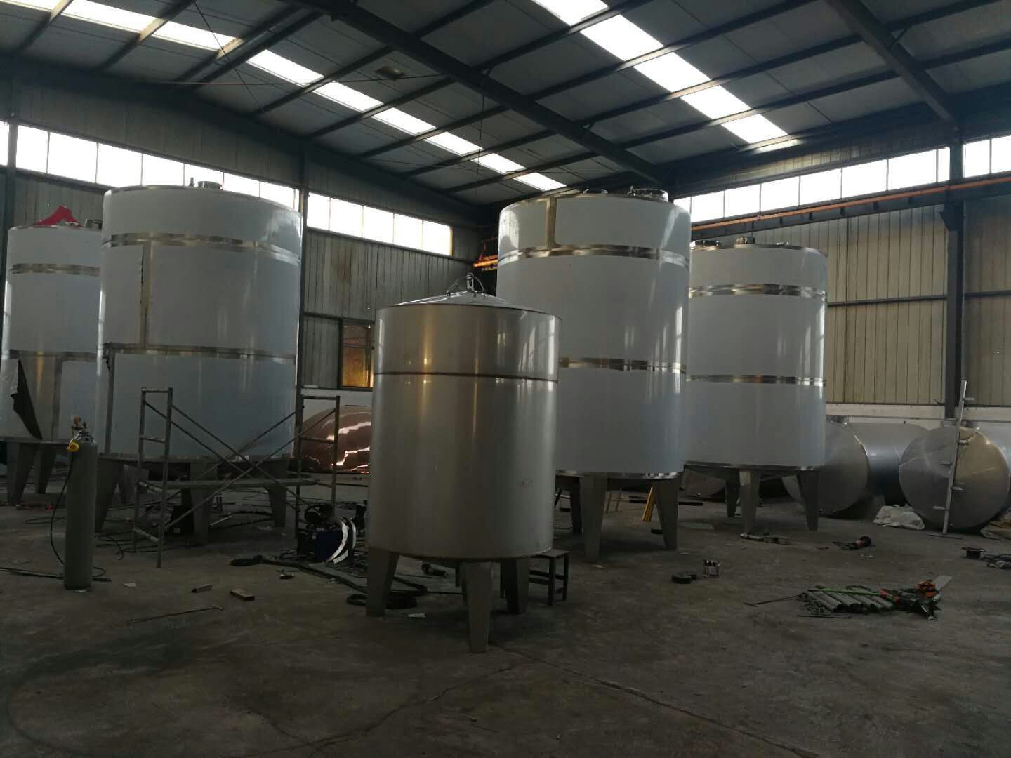 不銹鋼儲(chǔ)罐 (1)