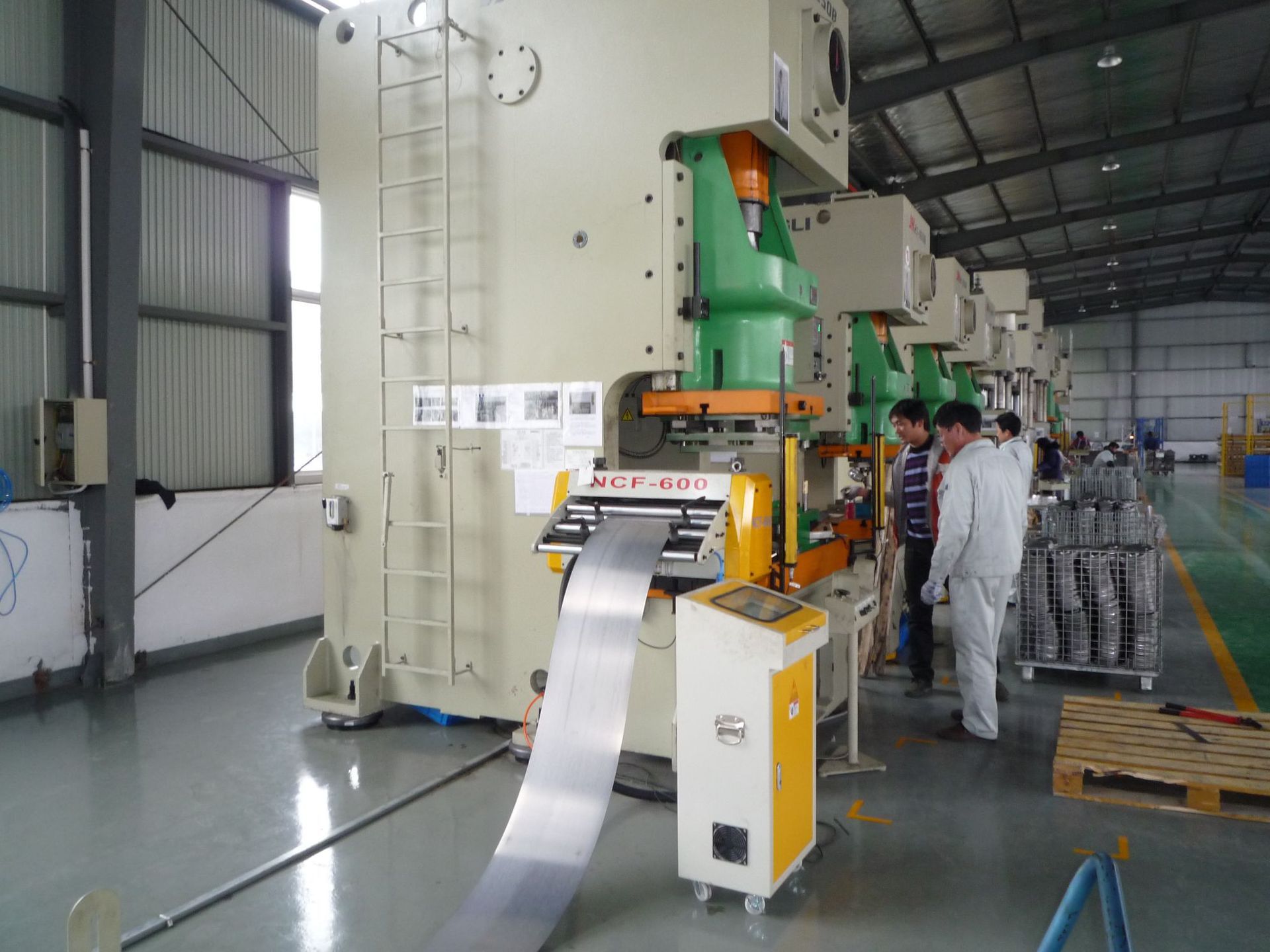 铝制品冲压成型送料机 脚轮冲压自动下料成型送料机 数控送料机