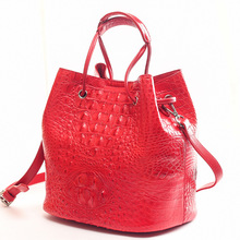 真鱷魚皮女士水桶包真皮手提包包女大紅色支持分銷EN0074