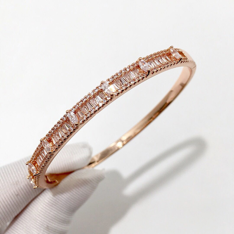 Fashionable glossy bracelet
