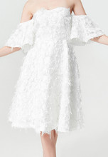 2020春装新款欧美女装白色气质流苏羽毛小礼服露肩抹胸连衣裙