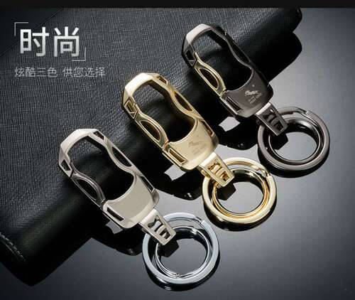 The shopkeeper recommends the Aoma0086 metal keychain for men, a minimalist car keychain with a waist clip, wholesale.