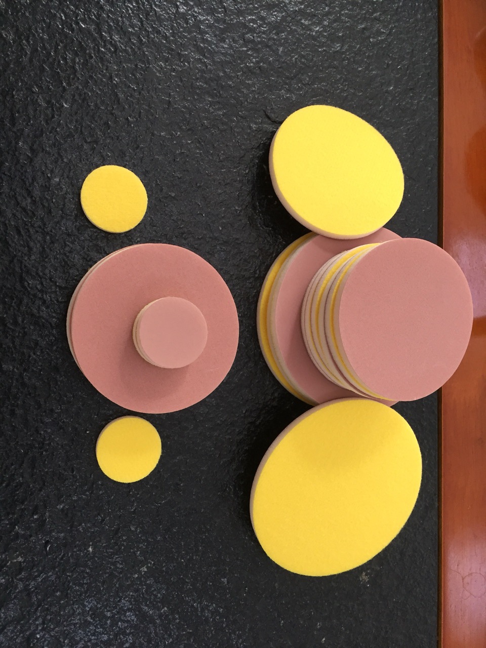 粉色海绵砂纸30mm圆 适用手机外壳 汽车外壳 电子烟 塑胶外壳3C等