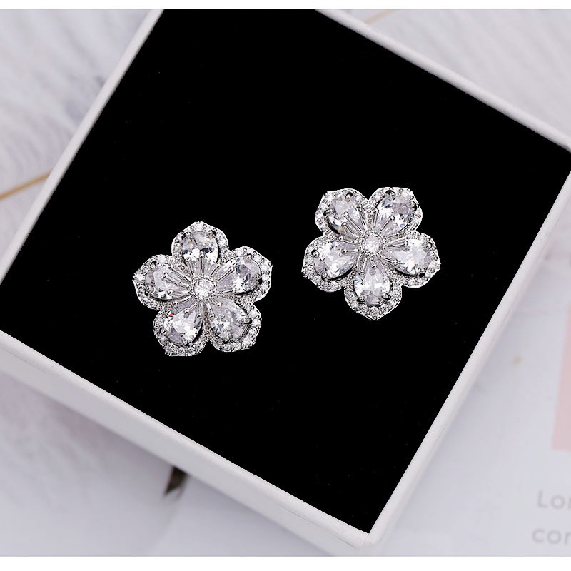 Coréenne Nouveau Boucles D'oreilles À La Mode Personnalisé Coloré Zircon Boucles D'oreilles En Argent Sterling Aiguille Trois-dimensions Fleur Boucles D'oreilles Pour Les Femmes display picture 10