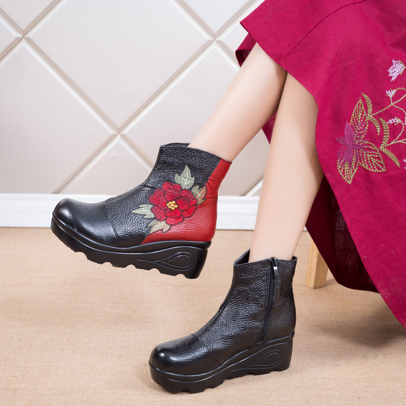 2018 Autumn and winter new pattern Ethnic style genuine leather lady Central boot Middle heel Embroidery Round Rest Women's boots