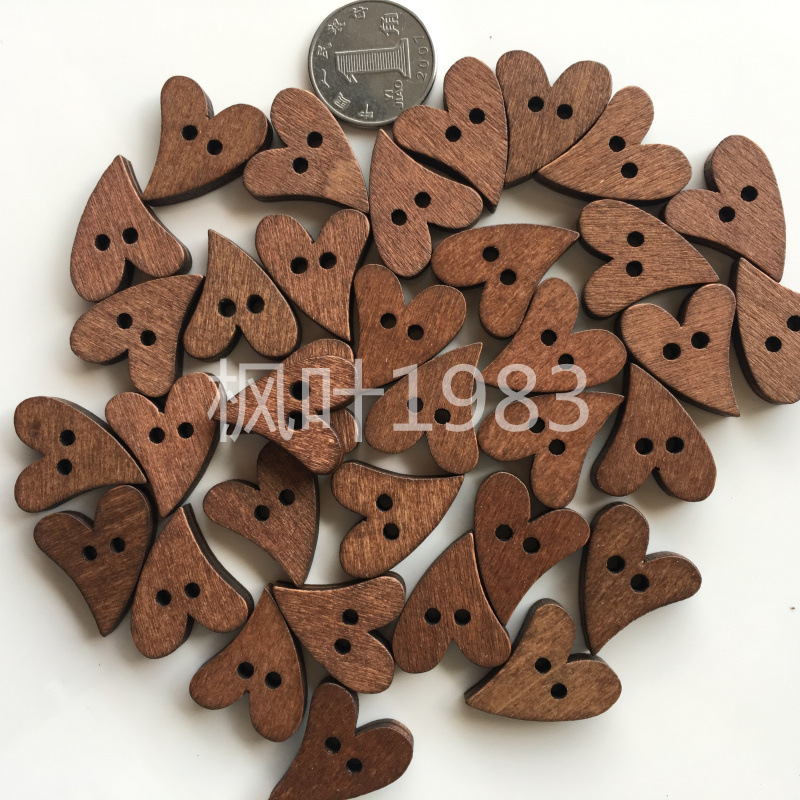 欧式烤漆咖啡色心形两眼纽扣爱心扣子服装配料辅料桃心木纽扣批发