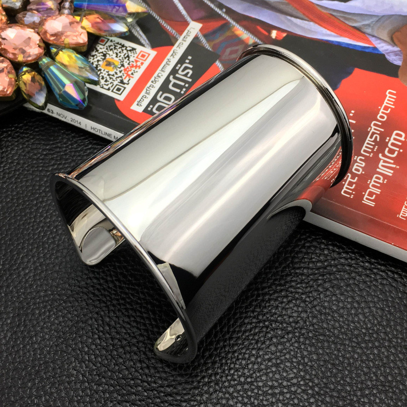 Eenvoudige Stijl Woon-werkverkeer Effen Kleur Legering Galvaniseren Verguld Vrouwelijk Armband display picture 3