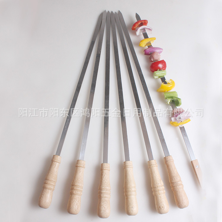 Directo de fábrica de acero inoxidable palo plano barbacoa pinchos aguja de acero pinchos de barbacoa mango de madera aguja plana palo barbacoa Cordero pinchos