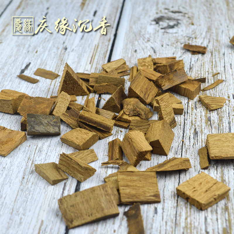 Wholesale Kalimantan agarwood, irregular fragments, old soil-grown wood, raw materials, available for incense and tea brewing.