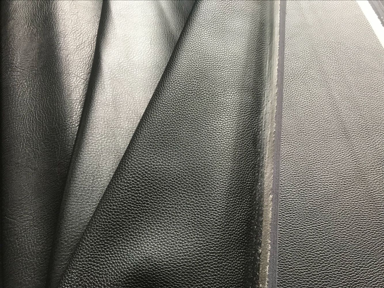 新款箱包1.2mm荔枝纹毛底PU皮革大量黑色现货 手袋鞋材革现货供应