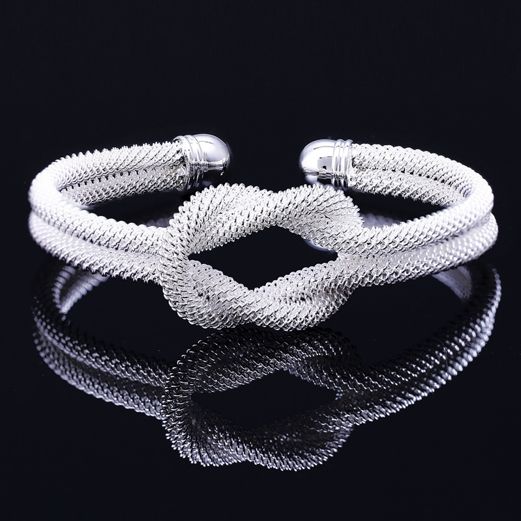 Fashionable woven bracelet