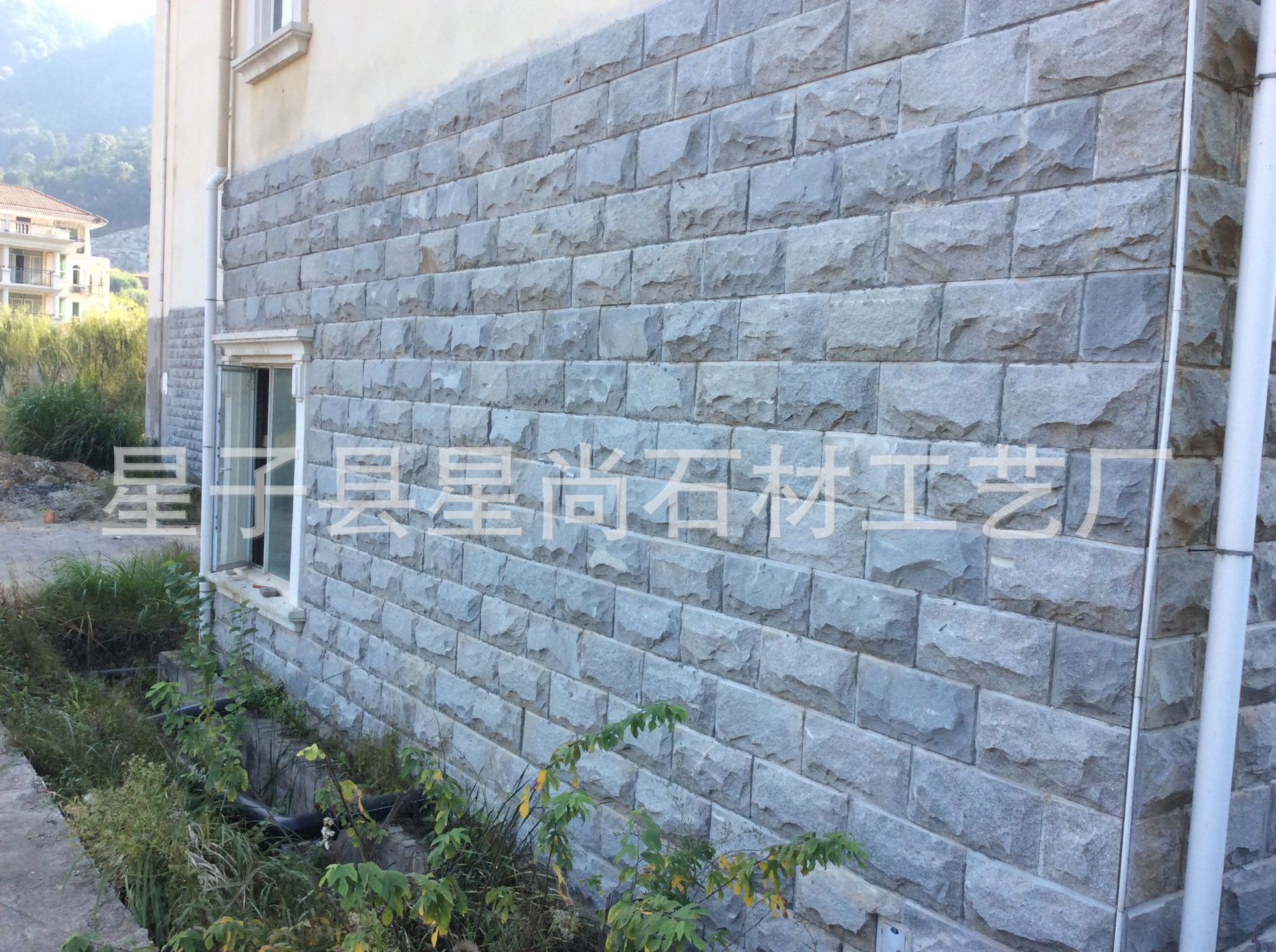 花岗岩芝麻白蘑菇石别墅外墙砖大理石芝麻灰手打面凹凸自然面石材-阿里巴巴