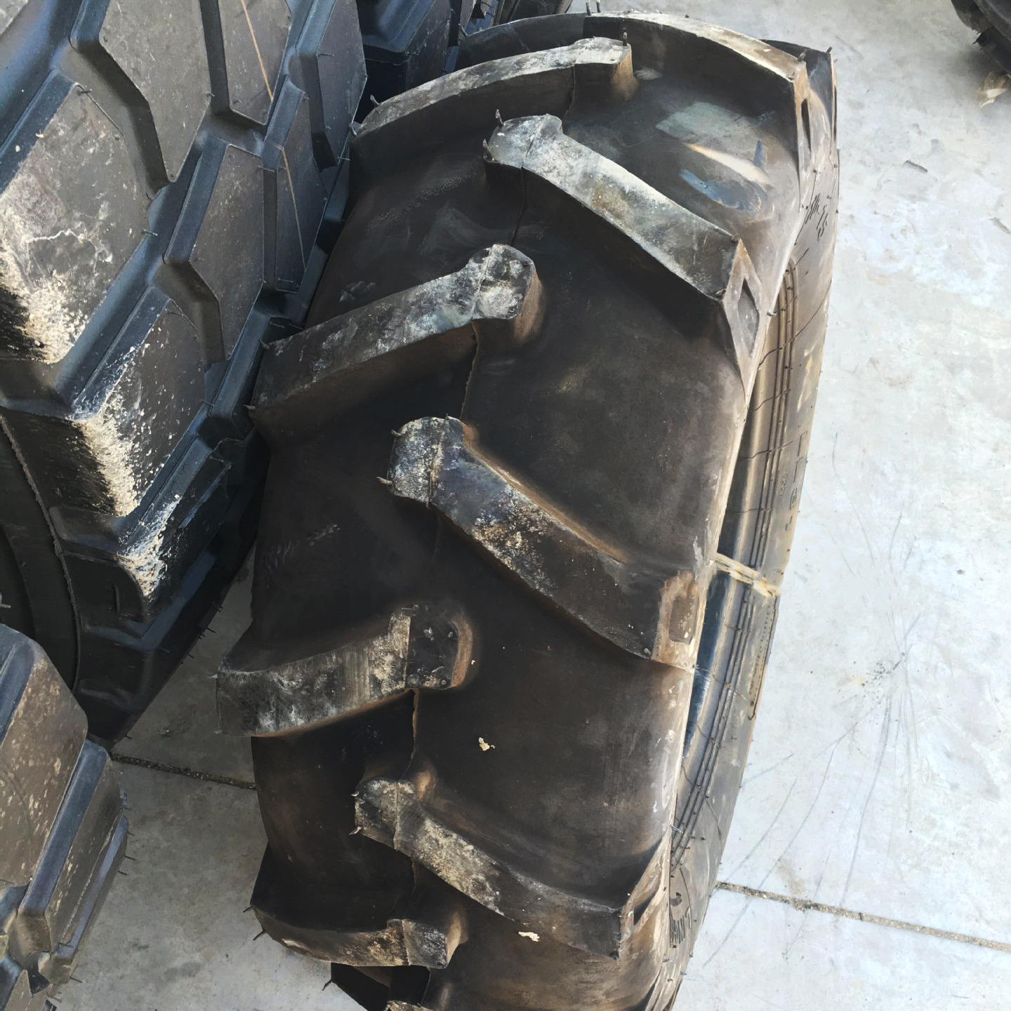 厂家直销10-15联合收割机轮胎10-15人字花纹农用机械轮胎耐磨防滑