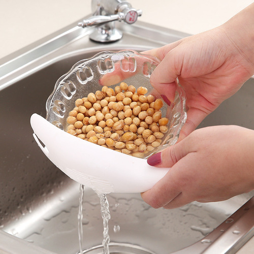 Creative hand rice washer kitchen multifunctional rice washing spoon drainer portable filter rice washing gadget wholesale