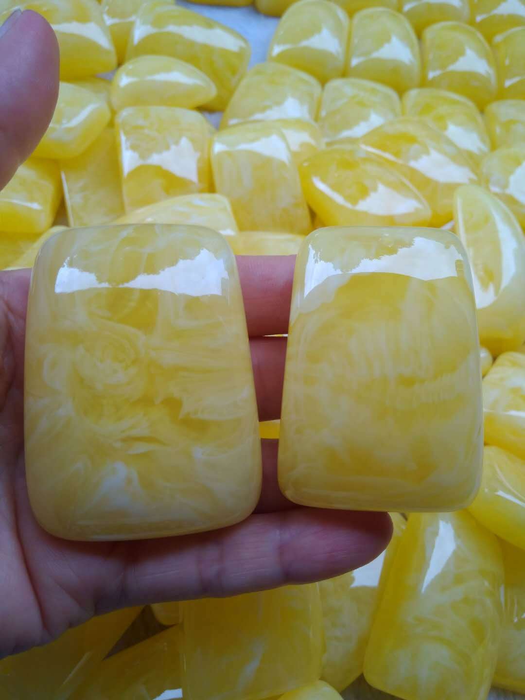 高仿琥珀蜜蜡饰品白蜜精品雕刻吊坠荧光浮水松香跑江湖直播产品|ms