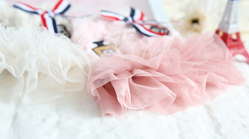 三色带徽章纱纱裙