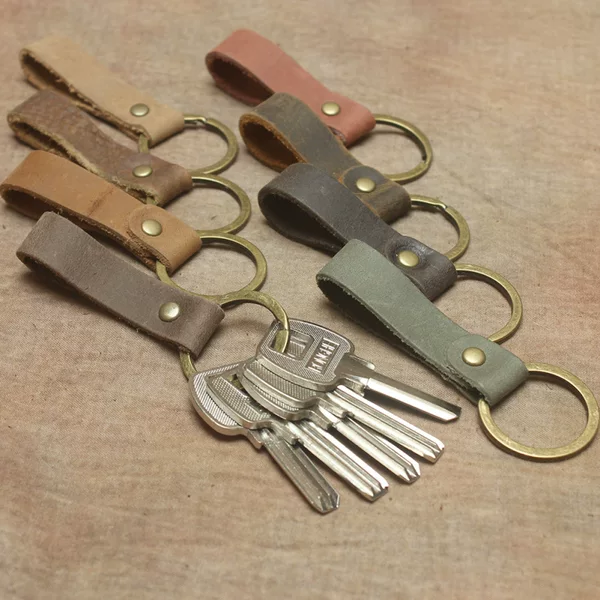 Carpenter leather gas handmade simple leather key chain retro crazy horse leather single ring key ring 1 yuan small gift