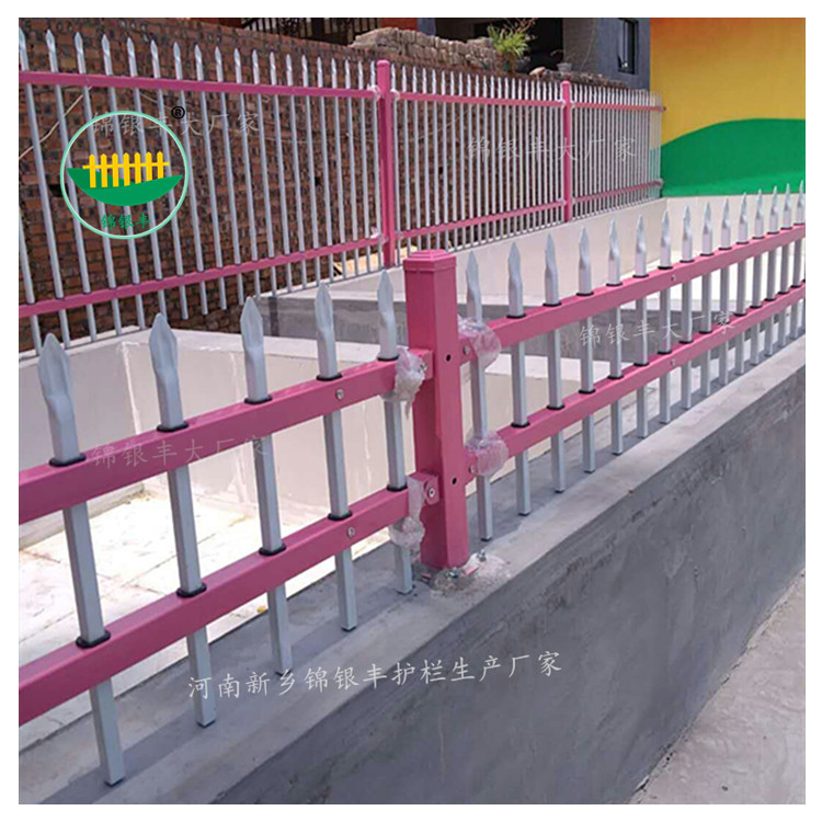 河南郑州金属护栏热镀锌喷涂防护隔离栏杆新型金属方管喷塑栏杆