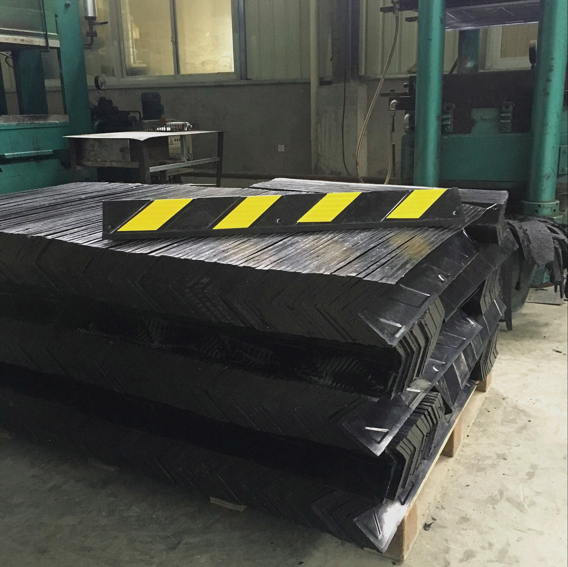 供应宏桥80cm橡胶护墙角防撞条停车场设施车库防剐蹭反光条