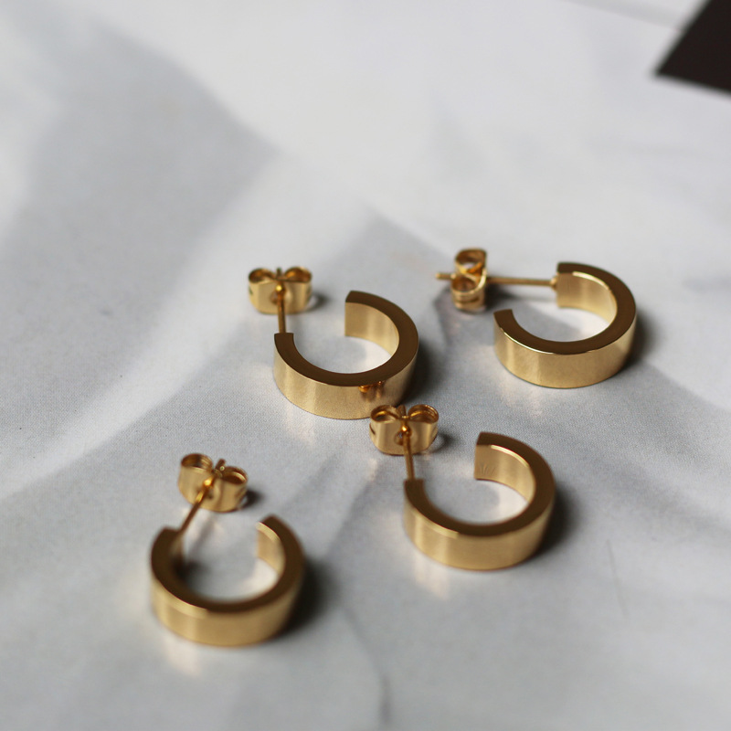 18k Simple Fashion Flat Wide Titanium Steel Earrings Wholesale Nihaojewelry display picture 5