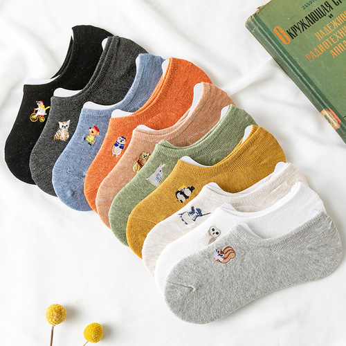 New Japanese embroidered cartoon invisible socks for women, retro style spring and summer silicone non-slip cotton embroidered boat socks