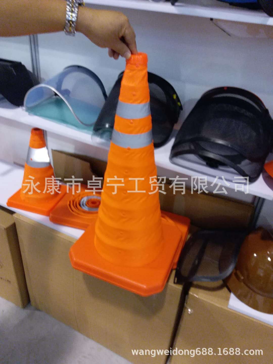 厂家生产直销交通道路安全路障，反光可伸缩，折叠塑质路锥