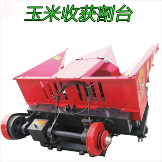 454拖拉机带玉米收获割台背负式玉米收割机2行掰苞米机子成堆放置