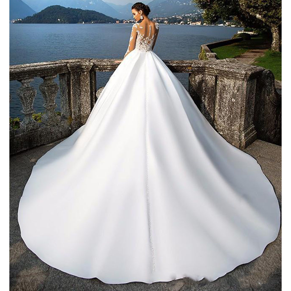 Wholesale foreign trade wedding dress women's 2019 New trailing long sleeve lace large size French retro Hepburn Bride wedding