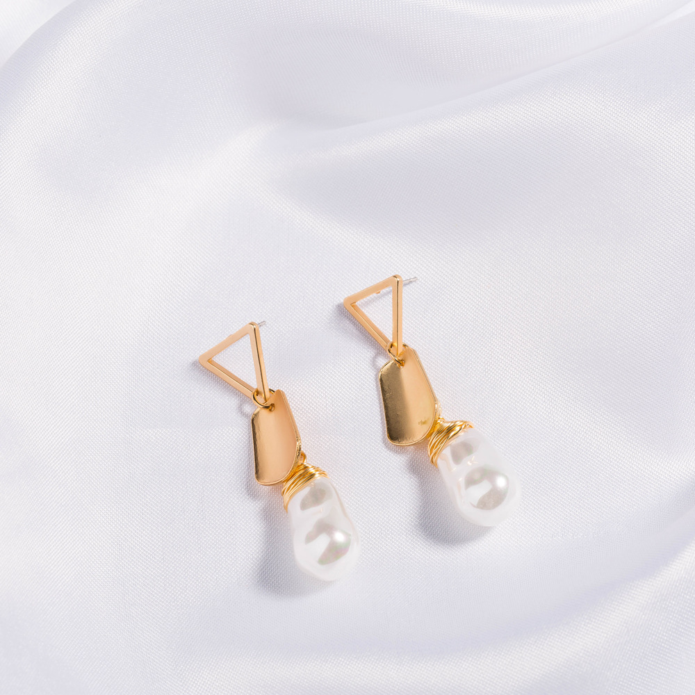 Baroque Water Drop Pearl Triangle Temperament Metal Geometric Earrings display picture 3