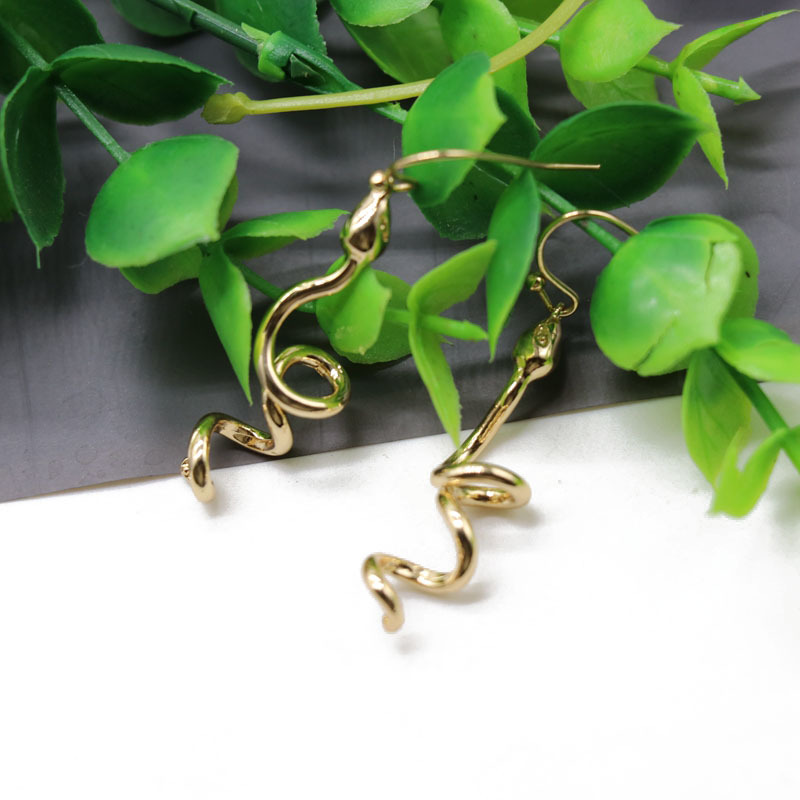 Golden Spiral Serpentine Pendant Earrings Animal Styling Earrings Zodiac Snake Earrings display picture 3
