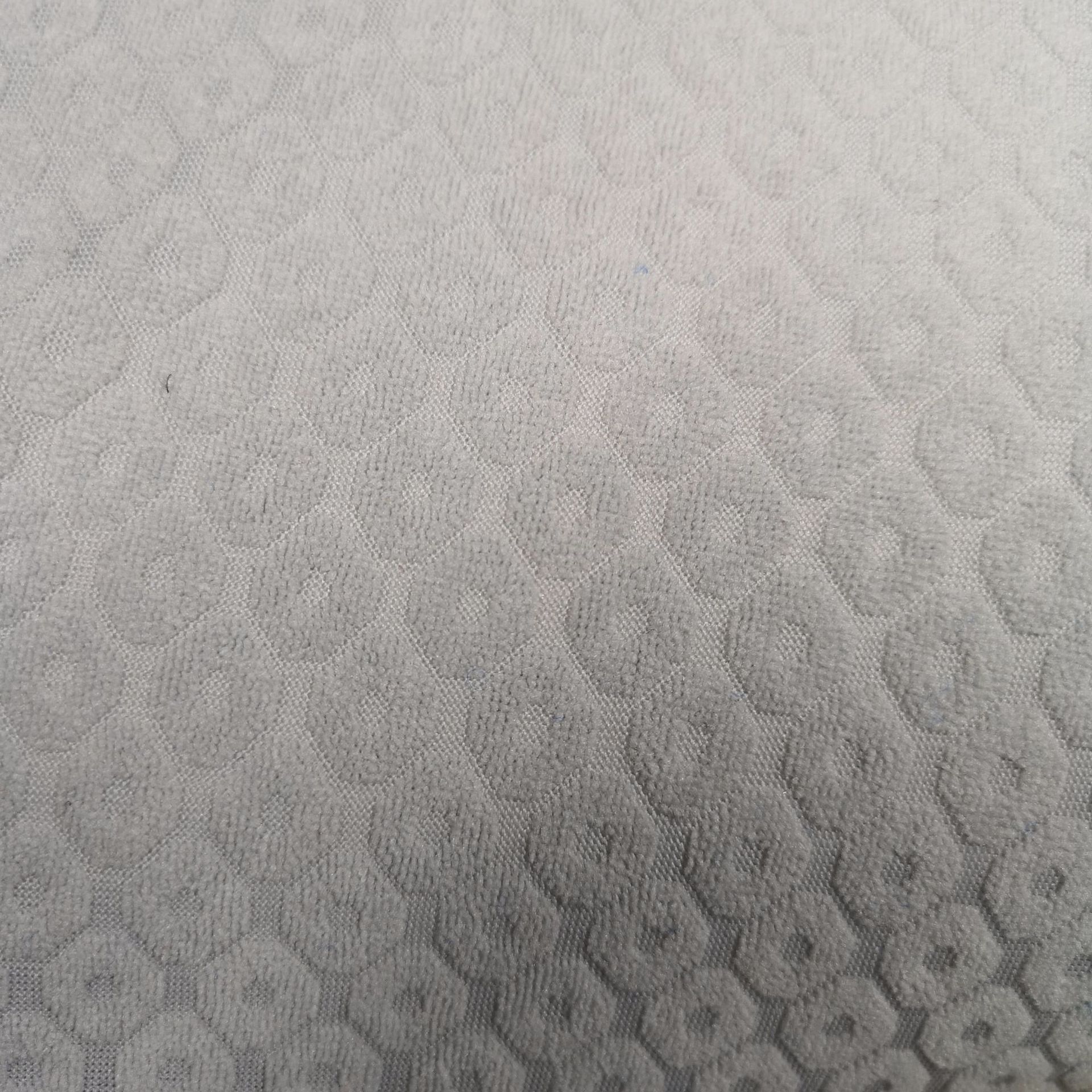 厂家供应100%全涤毛巾布 灰色圆点提花毛巾布医疗运动护具面料