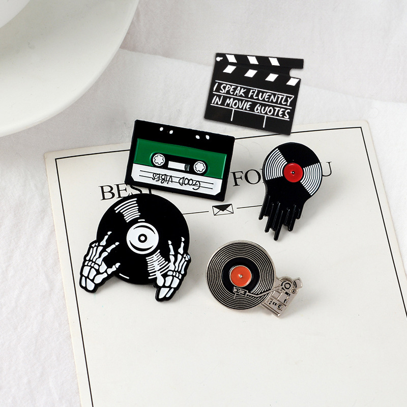 Cartoon Creative Punk Retro Disc Player Alloy Brooch display picture 2