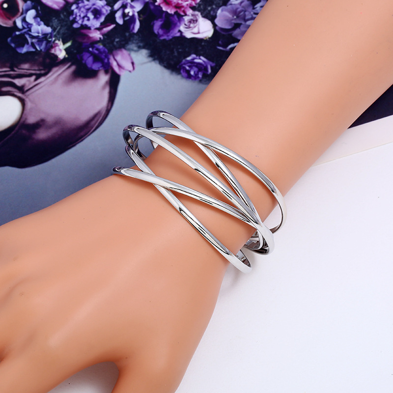 Retro Simple Style Solid Color Iron Women'S Bangle display picture 2