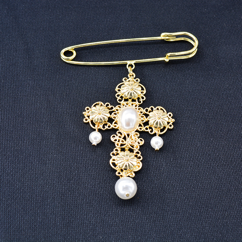2019 Autumn And Winter New Submetal Cross Pearl Brooch display picture 4