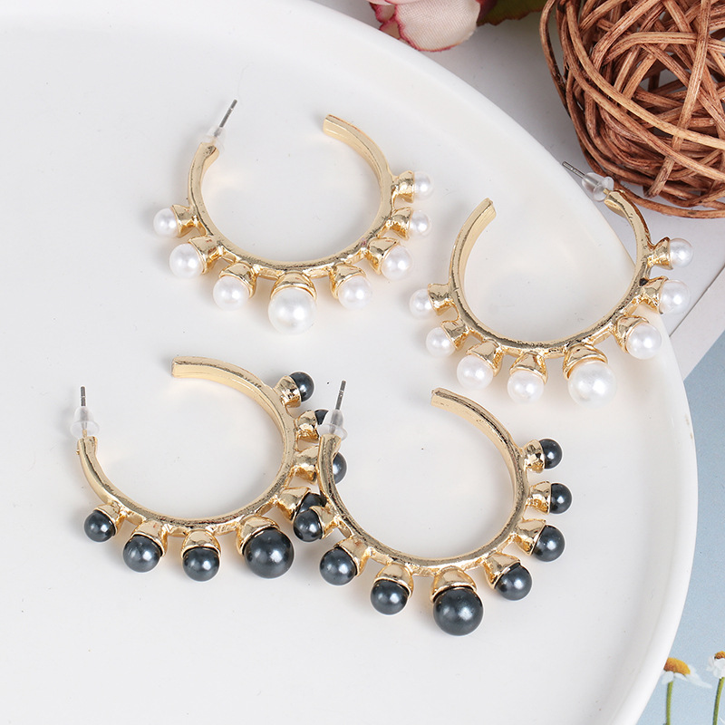 Fashion C Shape Inlaid Pearls Alloy Acrylic Earrings Ear Studs display picture 3