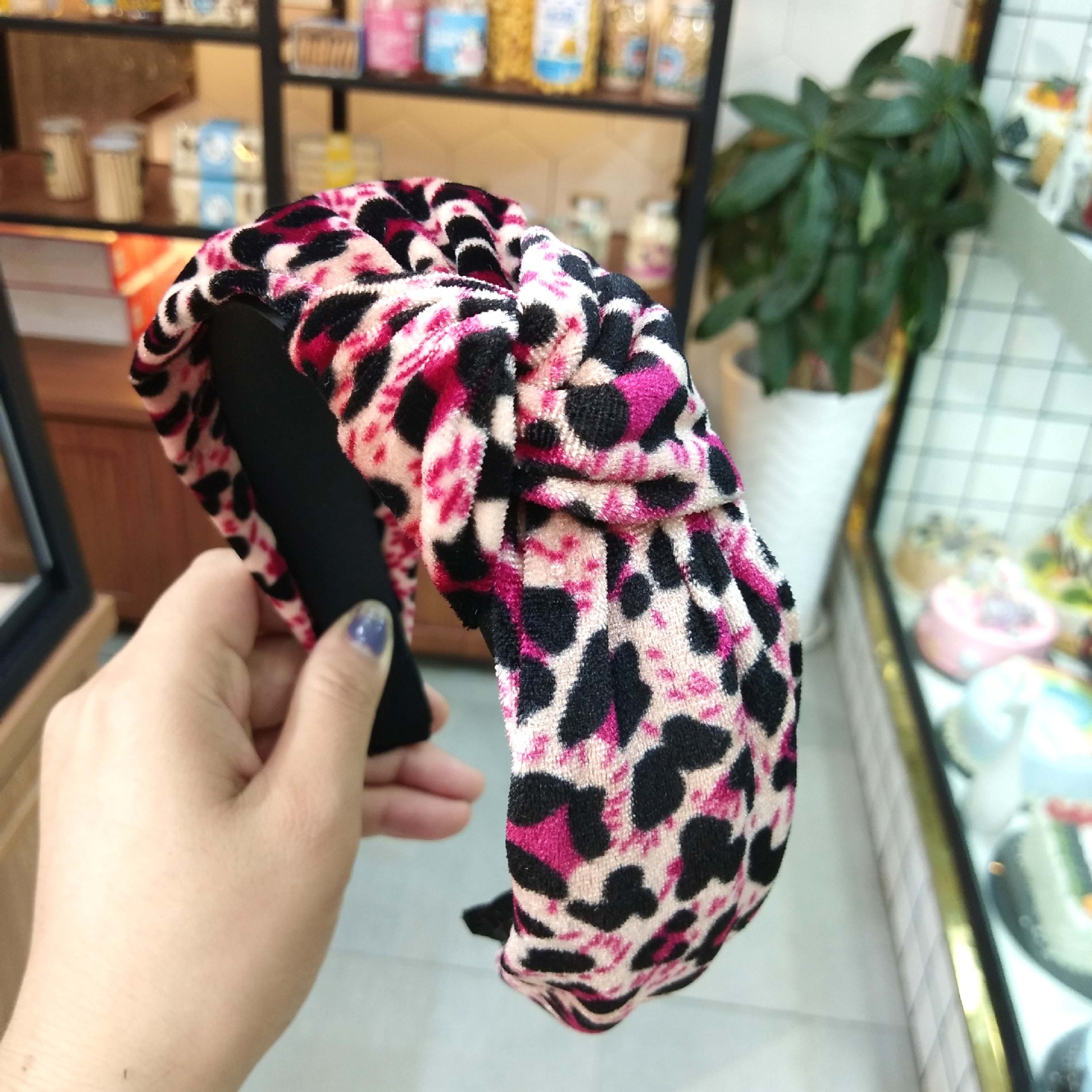 Best Selling Retro Leopard Knotted Headband High-grade Gold Velvet Printed Hairpin Simple Wide-brimmed Hair Headband  Wholesale Nihaojewelry display picture 5