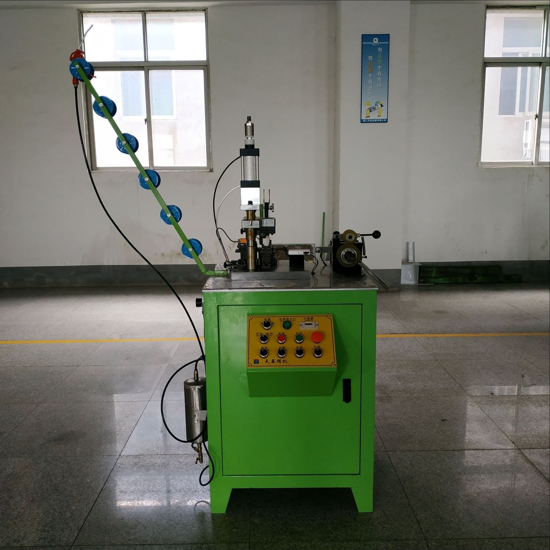 厂家直销供应服装拉链机械设备、拉链机械全自动双内贴布机