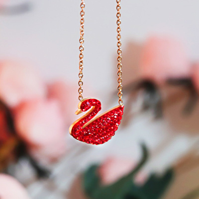 原创玫瑰金红天鹅锁骨链 钛钢红天鹅项链女 新款创意百搭饰品批发|ru