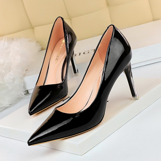 Slender high-heeled shoes transparent crystal heel lacquer leather 