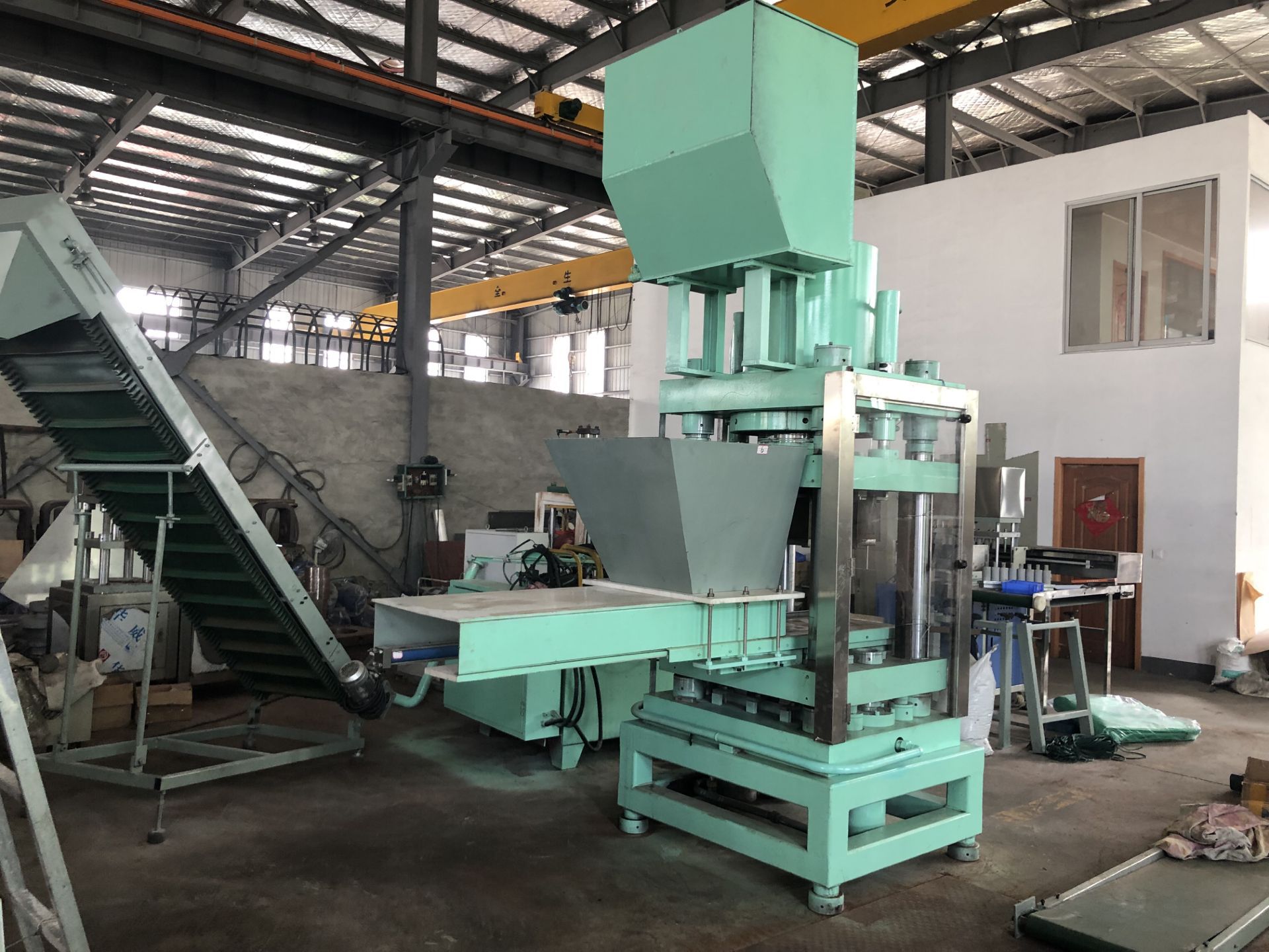 厂家供应现货全自动四柱粉末成型机大型椰子壳压块机 欢迎咨询